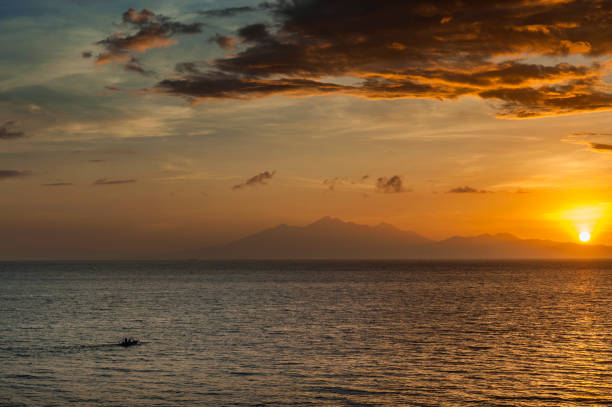 amanecer sobre la isla lombok, indonesia - jukung fotografías e imágenes de stock