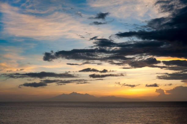 amanecer sobre la isla lombok, indonesia - jukung fotografías e imágenes de stock