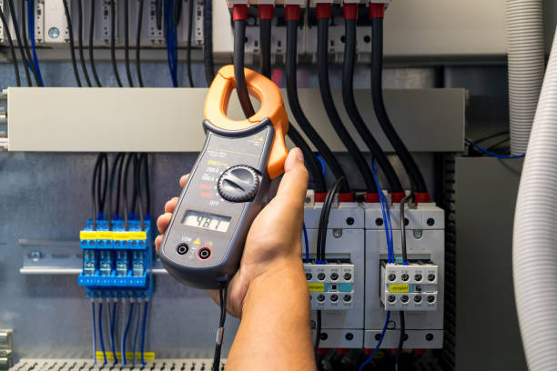 o técnico está medindo tensão ou corrente - electricity control panel engineer electronics industry - fotografias e filmes do acervo