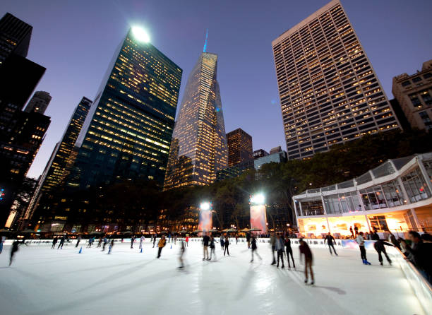ブライアントパークのアイススケート -ニューヨーク - new york public library ストックフォトと画像
