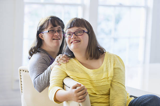 deux sœurs atteintes du syndrome de down - disabled teenager adolescence physical impairment photos et images de collection