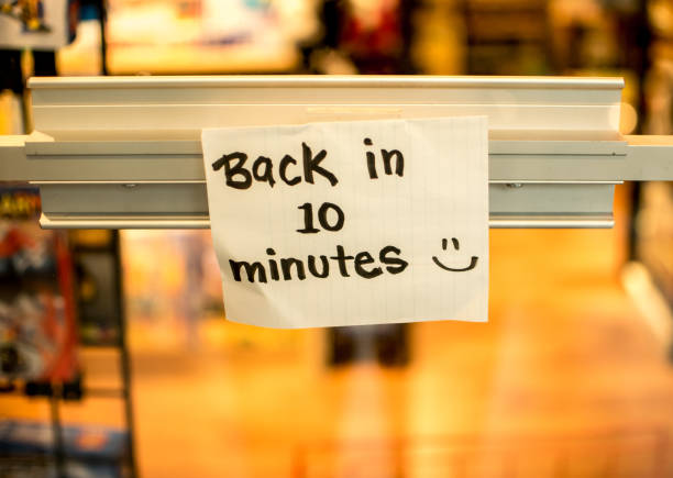 back in ten minutes back in ten minutes store sign minute hand photos stock pictures, royalty-free photos & images
