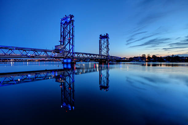 memorial bridge を渡り、ポーツマス、ニューハンプシャー州 - vertical lift bridge ストックフォトと画像