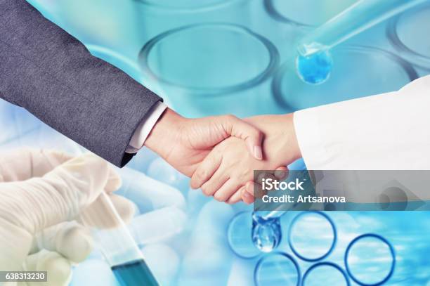 Hombre De Negocios Con La Mano Investigador Foto de stock y más banco de imágenes de Laboratorio - Laboratorio, Estrechar las manos, Asociación