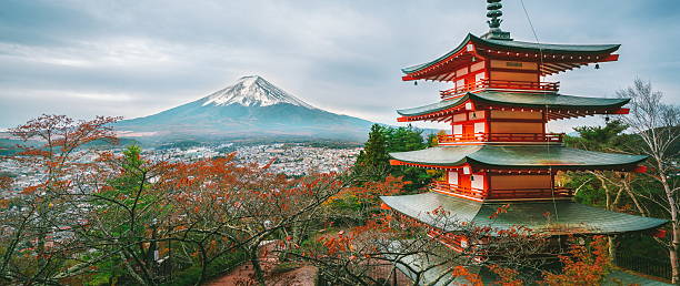 monte fuji, pagoda chureito in autunno - volcano mt fuji autumn lake foto e immagini stock