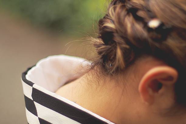 el estilo de cabello de la mujer con kimono - japanese ethnicity seijin no hi people outdoors fotografías e imágenes de stock