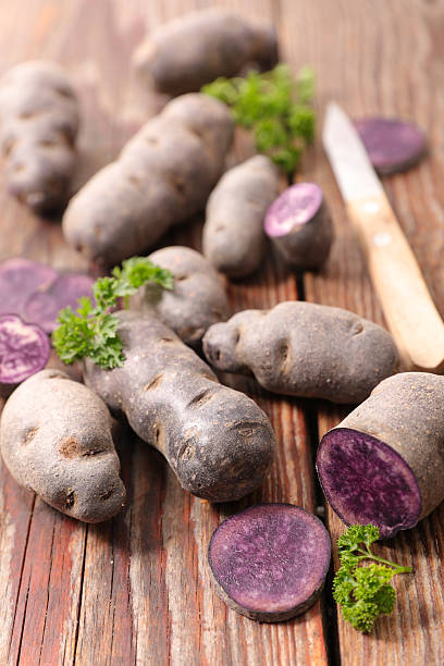 púrpura papas - patata peruana fotografías e imágenes de stock