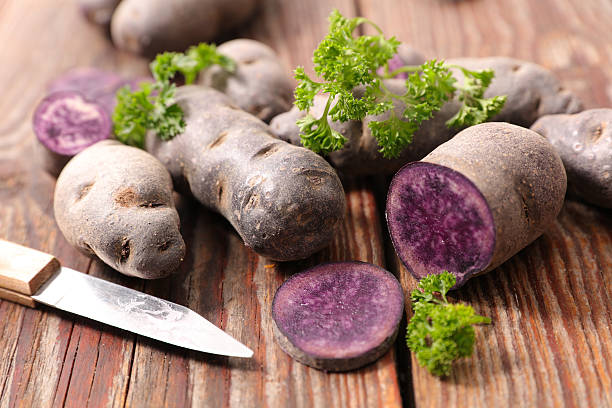 púrpura papas - patata peruana fotografías e imágenes de stock