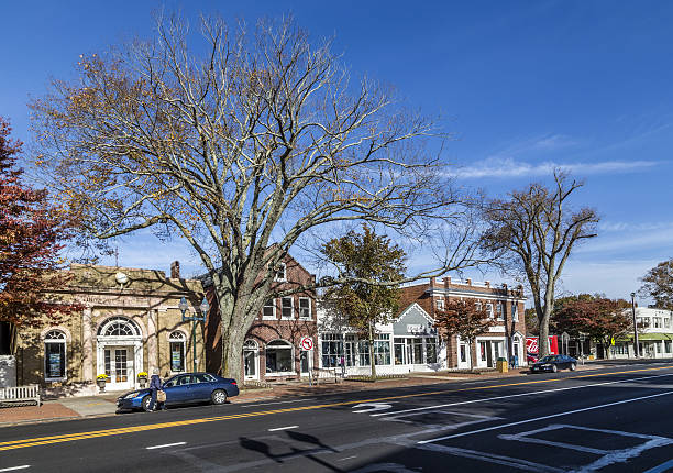 strada principale di east hampton con vecchi edifici vittoriani - long island 19th century style usa north america foto e immagini stock