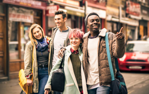 szczęśliwi wielorasowi przyjaciele chodzący po brick lane w shoreditch london - teenager youth culture city life fashion zdjęcia i obrazy z banku zdjęć