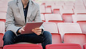 manager-arbeitet-auf-tablet.jpg?b=1&s=170x170&k=20&c=vFfp-dyPtwAXj0M5-sa3voZQbzJbeogTgntjjLoByfI=