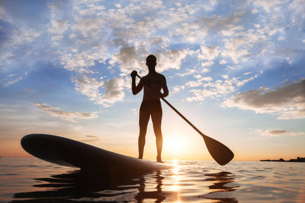 paddle standing - paddle surfing stockfoto's en -beelden