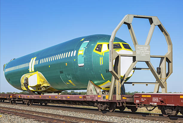 el fuselaje del avión boeing 737 de cu #5953 en el tren bnsf - bowing fotografías e imágenes de stock