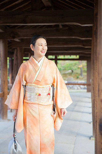 femme japonaise en kimono marchant sur le pont dans le temple - zen like women temple meditating photos et images de collection