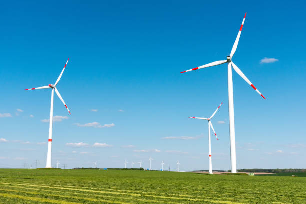 les éoliennes dans les champs en allemagne - klimaschutz photos et images de collection