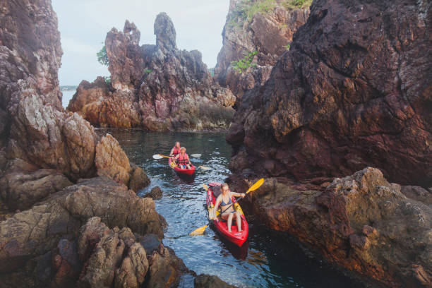 kayak, viajes de aventura, grupo de personas en kayaks - extreme sports kayaking kayak adventure fotografías e imágenes de stock