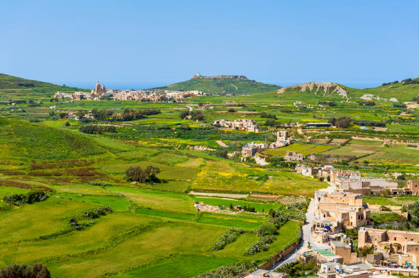 vista su gozo malta - rabat gozo foto e immagini stock