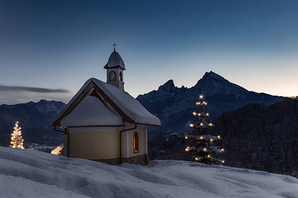 christmas chapel in front of watzmann - snow mountain austria winter imagens e fotografias de stock