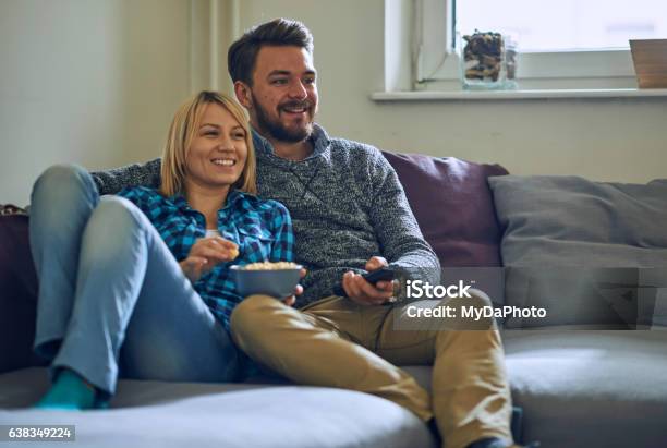 Paar Zu Hause Vor Dem Fernseher Stockfoto und mehr Bilder von Fernsehen - Fernsehen, Paar - Partnerschaft, Fernseher