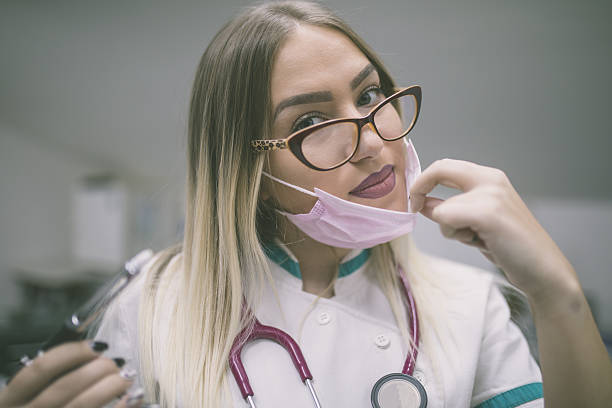 注射を保持している女性医師。 - syringe medical injection surgical needle surgical mask ストックフ��ォトと画像