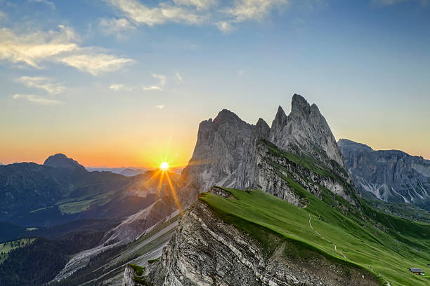 nascer do sol em seceda no sul de tirol - mountain sunrise scenics european alps - fotografias e filmes do acervo