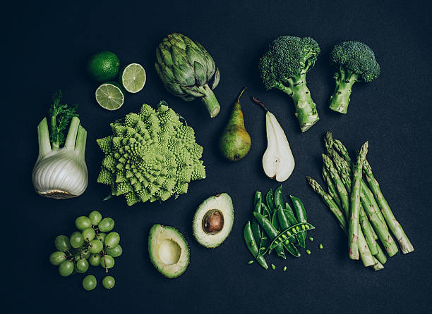 verdure verdi sparano dall'alto sopra la testa - leaf vegetable asparagus green vegetable foto e immagini stock