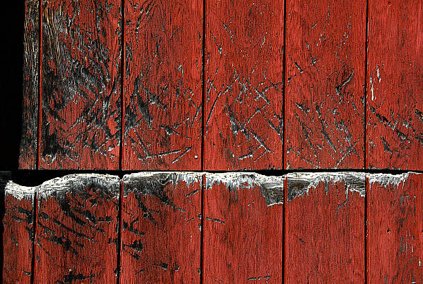 殴られたスプリットバーンドア - barn red old door ストックフォトと画像