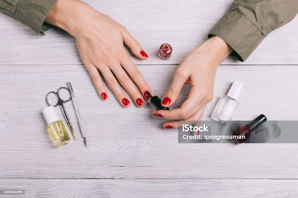 Top-Ansicht einer Frau, die eine Maniküre macht - Lizenzfrei Fingernägel lackieren Stock-Foto