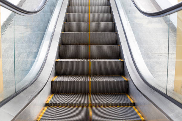rolltreppe im gebäude - contemporary staircase design escalator stock-fotos und bilder