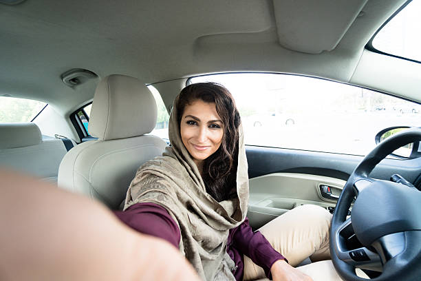 アブダビで車を運転している女性 - middle east recreational pursuit abu dhabi united arab emirates ストックフォトと画像