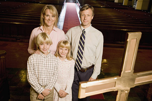 retrato de la familia de pie en el altar en la iglesia - family cross shape christianity praying fotografías e imágenes de stock