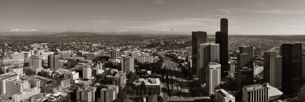 vue sur le toit de l'hôtel de seattle - columbia center photos et images de collection