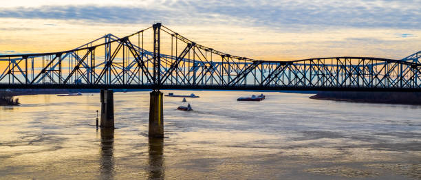 Bridge over Mississippi River Bridge over Mississippi River at Vicksburg, Mississippi at sunset vicksburg stock pictures, royalty-free photos & images