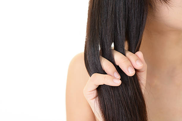 donna prende cura dei capelli - capelli neri foto e immagini stock