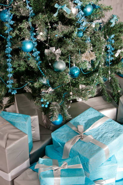 istock Christmas tree and gifts 638369976
