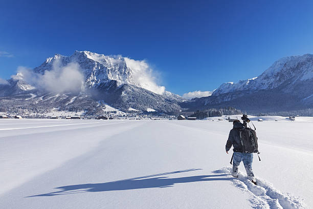 추스핏체 산 앞 겨울의 자연 사진작가 - zugspitze mountain tirol lermoos ehrwald 뉴스 사진 이미지