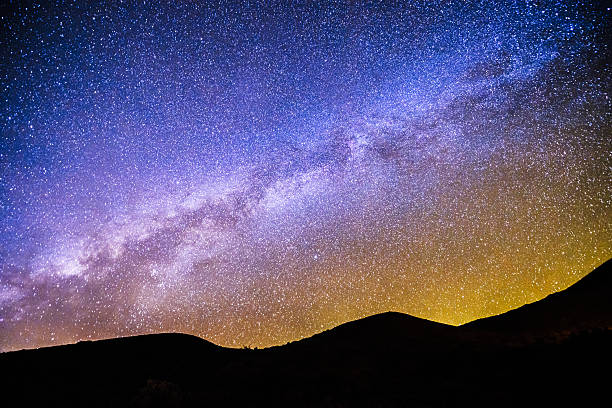 mauna kea vía láctea cielo nocturno montaña silueta kona hawaii - galaxia andrómeda fotografías e imágenes de stock