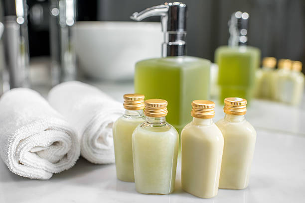 hotel cosmetics in the bathroom - hotel shampoo stockfoto's en -beelden