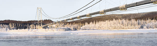 kuvapankkikuvat ja rojaltivapaat kuvat aiheesta pipeline panorama jäätyneen joen yli talvella - deadhorse alaska