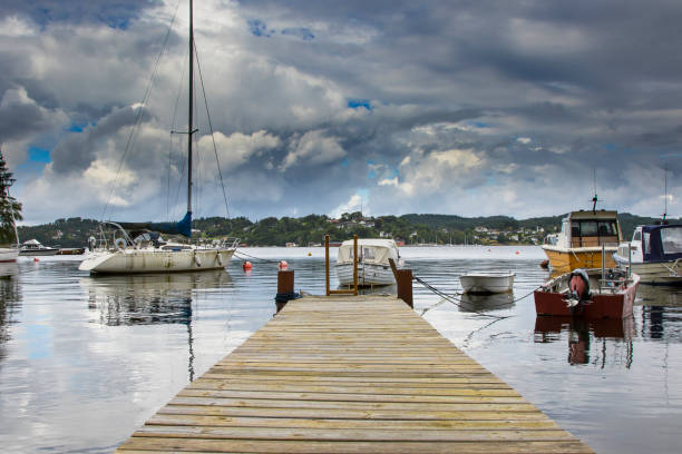 небольшой деревянный причал в берген норвегии - sailboat pier bridge storm стоковые фото и изображения