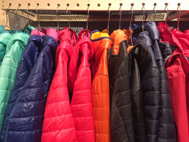 다채로운 겨울 다운 재킷, 겨울 시즌 - rack mount 뉴스 사진 이미지