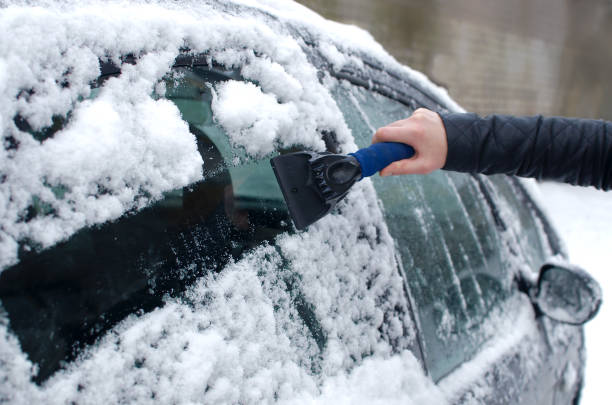 raschiare la neve dal finestrino dell'auto - snow car window ice scraper foto e immagini stock