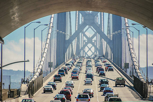 pont de la baie de san francisco - circulation routière photos et images de collection