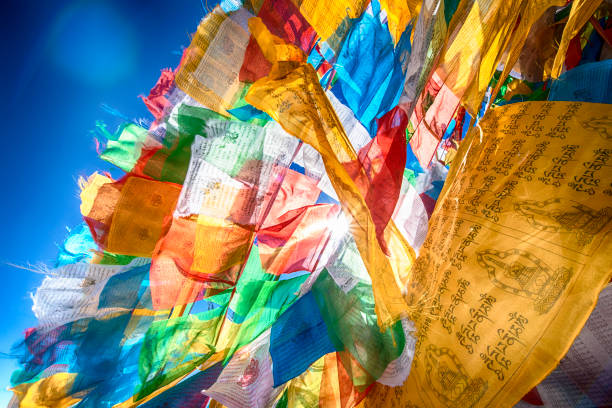 tibetano oración flags en un paso en el tíbet.   - tibetan buddhism wind tibet horizontal fotografías e imágenes de stock