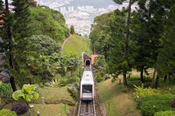 trem funicular em seu caminho até penang hill - overhead cable car fotos - fotografias e filmes do acervo