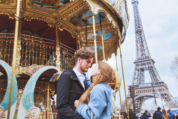 happy couple in paris, romantic honeymoon near eiffel tower - paris france eiffel tower love kissing imagens e fotografias de stock