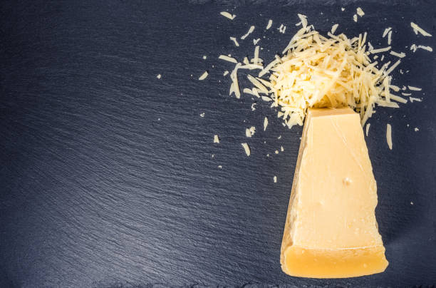 widok z góry pojedynczego smacznego świeżego żółtego dużego kawałka segmentu - cheese portion swiss culture swiss cheese zdjęcia i obrazy z banku zdjęć
