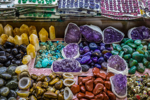 выбор драгоценных и полудрагоценных камней на рынке - precious gem rough stone amethyst стоковые фото и изображения