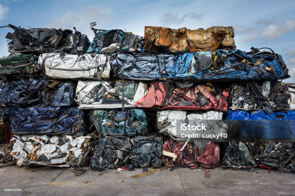 Autos im Schrottplatz, gepresst und verpackt für das Recycling. - Lizenzfrei Auto Stock-Foto