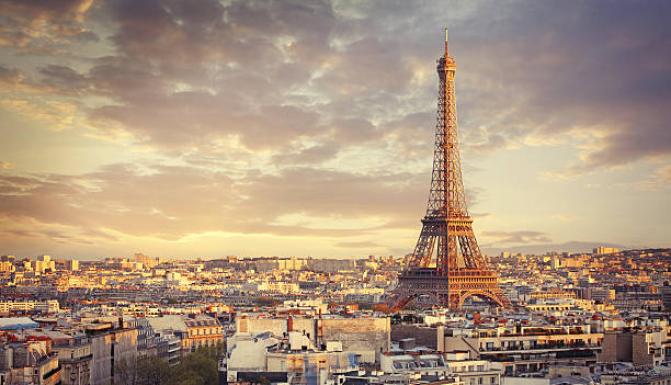paris-stadtansicht  - eifelturm stock-fotos und bilder